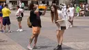 <p>Seorang pria minum dari sebotol besar jeruk di pusat kota Madrid, Spanyol, Minggu (12/6/2022). Spanyol saat ini mengalami gelombang panas pramusim panas dengan suhu tertinggi, setidaknya selama 20 tahun terakhir. (AP Photo/Paul White)</p>