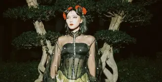 Isyana Sarasvati tahun ini mengisi acara tahun baru. Ia tampil dengan atasan hitam transparan dengan korsetnya dipadukan rok kuning dihiasi beads hitam. Serta sepatu merahnya. [@isyanasarasvati]