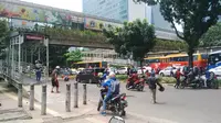 Puluhan pengemudi Go-Jek dilempari sopir taksi yang mogok massal (Liputan6.com/Luqman Rimadi)