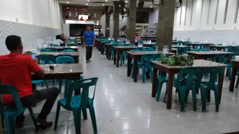 Suasana salah satu warung kopi di bilangan Ulee Kareng, Minggu malam (Ist)