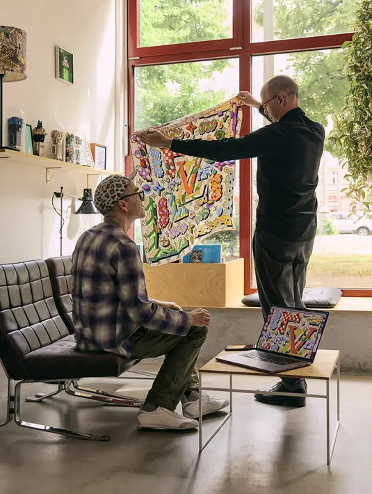 Syal “Maze of Precious” yang dirancang oleh eBoy menampilkan logo LV di tengah labirin taman warna-warni dengan elemen monogram lainnya tersebar di seluruh bagian. [Dok/Louis Vuitton].