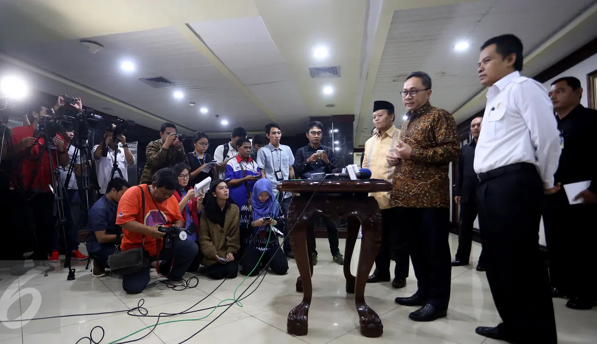 Ketua MPR Zulkifli Hasan di dampingi Wakil Ketua MPR Hidayat Nurwahid (kiri) dan Sekertaris Jenderal Ma'ruf Cahyono memberikan keterangan pers terkait Polemik DPD RI di Gedung MPR/DPR, komplek parlemen, Jakarta, Selasa (4/4). (Liputan6.com/Johan Tallo)