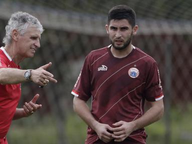 Pelatih Persija Jakarta, Ivan Kolev, berdiskusi dengan Jakhongir Abdumuminov saat latihan di Lapangan Sutasoma, Jakarta, Rabu (16/1). Ini merupakan latihan perdana yang dipimpin oleh Ivan Kolev. (Bola.com/Yoppy Renato)