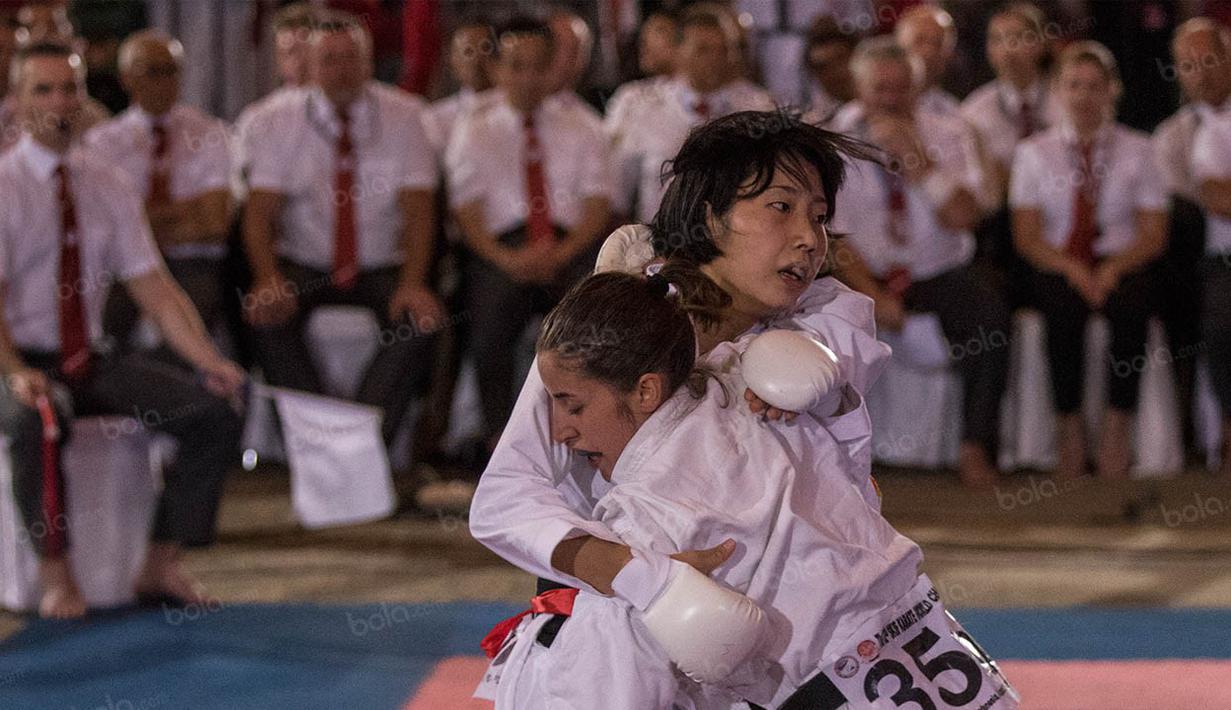Karateka Jepang, Karen Fujimura, berhasil mengalahkan karateka Italia, Daphne Rebolho. Fujimara berhasil meraih gelar Grand Master putri Kejuaraan Dunia Karate SKIF 2016. (Bola.com/Vitalis Yogi Trisna)