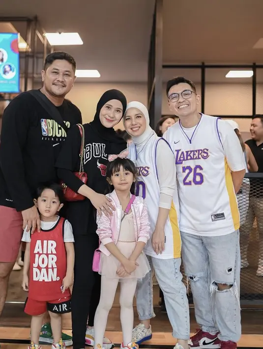 Ryana Dea yang hadir serba hitam bersama keluarganya. Ia mengenakan tshirt Bulls dipadukan kerudung dan celananya.  credit: Instagram (@tya_ariestya)