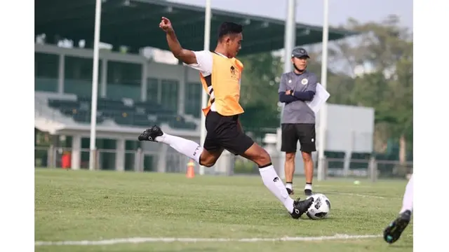 5 Potret Rizky Ridho saat Latihan Bersama Timnas, Bek Muda Persebaya