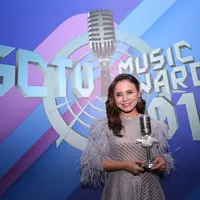 Rossa, telah lama berkecimpung di industri musik tanah air. Namanya pun kian melejit dan sederet prestasi telah berhasil di raihnya. Terbaru, Rossa berhasil membawa piala kemenangan di SCTV Music Awards 2018. (Adrian Putra/Bintang.com)