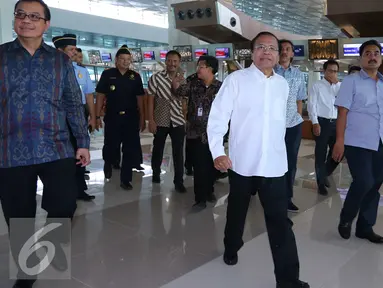 Menko bidang Kemaritiman Rizal Ramli melakukan inspeksi mendadak ke Terminal 3 Ultimate Bandara Soekarno Hatta, Tangerang, Jumat (24/6). Rizal mengecek kesiapan bandara yang dapat mendukung pariwisata Indonesia tersebut. (Liputan6.com/Angga Yuniar)