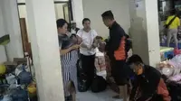 Tim BPBD Kabupaten Bandung membagikan nasi bungkus di Posko Pengungsian Baleendah. (Dok. BPBD Kabupaten Bandung)