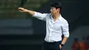<p>Pelatih timnas Indonesia, Shin Tae-yong,&nbsp;memberikan instruksi dari pinggir lapangan dalam pertandingan uji coba FIFA Matchday&nbsp; melawan timnas Burundi yang berlangsung di stadion Patriot Candrabhaga, Bekasi, Sabtu (25/3/2023). (Bola.com/Bagaskara Lazuardi)</p>