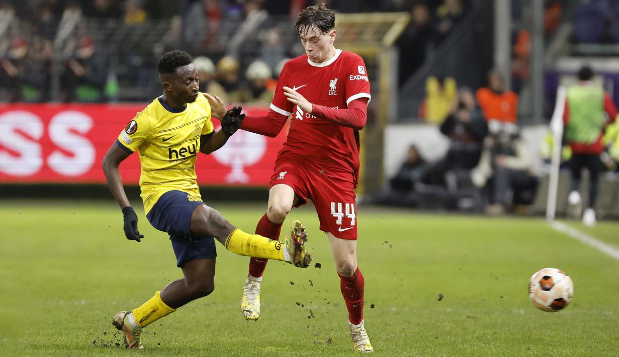 Pemain Union Saint-Gilloise, Jean Thierry Lazare (kiri), menghalau bola dari jangkauan pemain Liverpool, Luke Chambers, dalam laga terakhir Grup E Liga Europa 2023/2024 yang berlangsung di Lotto Park, Brussels, Jumat (15/12/2023) dini hari WIB. (AP Photo/Geert Vanden Wijngaert)