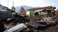 Pencarian korban dilakukan di sekitar sungai dan reruntuhan bangunan yang ada di desa-desa terdampak banjir bandang yang menghantam beberapa wilayah di sekitar Gunung Marapi pada akhir pekan lalu. (AP Photo/ Fachri Hamzah)