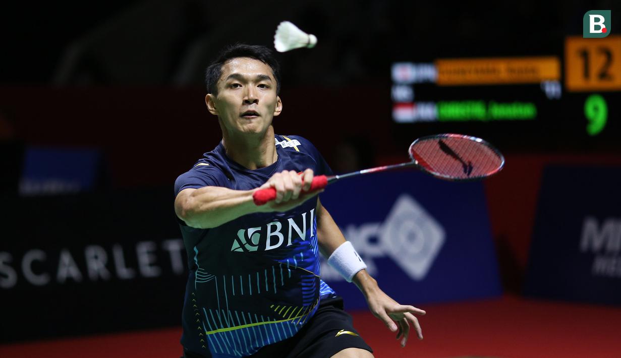 Dua tunggal putra Indonesia yang bertanding pada hari kedua Kejuaraan Bulu Tangkis Indonesia Open 2023, Rabu (14/6/2023) di Istora Senayan, Jakarta, bernasib berbeda. Masih memainkan babak 32 besar, Chico Aura Dwi Wardoyo dipastikan tersingkir setelah takluk dari wakil Singapura, Loh Kean Yew. Sementara Jonatan Christie justru melaju ke babak 16 besar setelah menumbangkan tunggal putra Jepang, Kanta Tsuneyama. Satu wakil tuan rumah lainnya, Anthony Sinisuka Ginting baru akan bermain malam nanti. (Bola.com/Bagaskara Lazuardi)