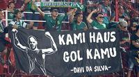 Spanduk khusus dari Bonek buat striker Persebaya, David da Silva. (Bola.com/Aditya Wany)