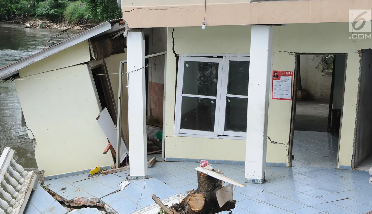 Sebuah bangunan rumah mengalami kerusakan akibat longsor di bantaran Kali Ciliwung, Kelurahan Bidara Cina, Jakarta Timur, Senin (19/3). Terdapat dua bangunan yang terdampak longsor, yaitu rumah dan indekos. (Liputan6.com/Herman Zakharia)
