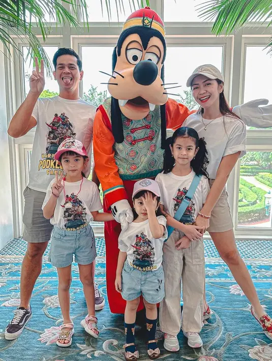 <p>"Quick summer trip," tulis sang istri dalam unggahan foto lain. Pasangan ini juga membagikan beberapa potret keseruan saat menikmati liburan di Hong Kong. [Instagram/tyararenata]</p>