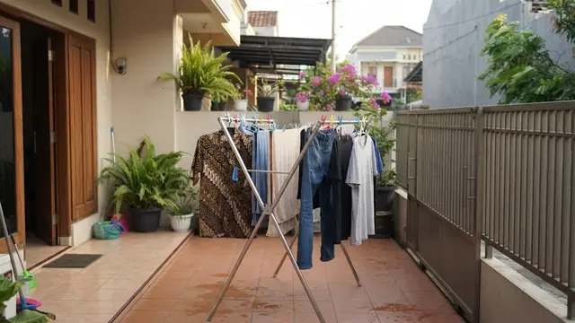 Jemuran di Teras yang Lebih Aman agar Baju Tidak Berjatuhan