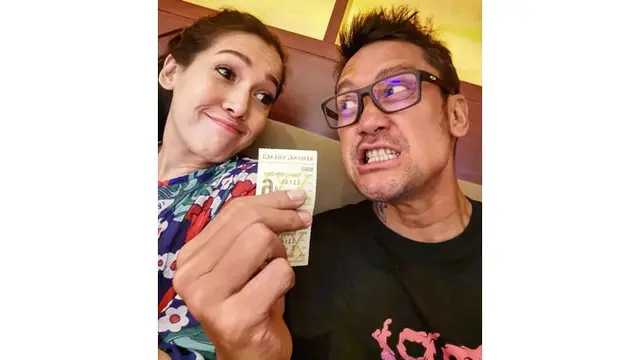Momen keduanya saat akan menonton bersama, berpose dengan wajah kocak.