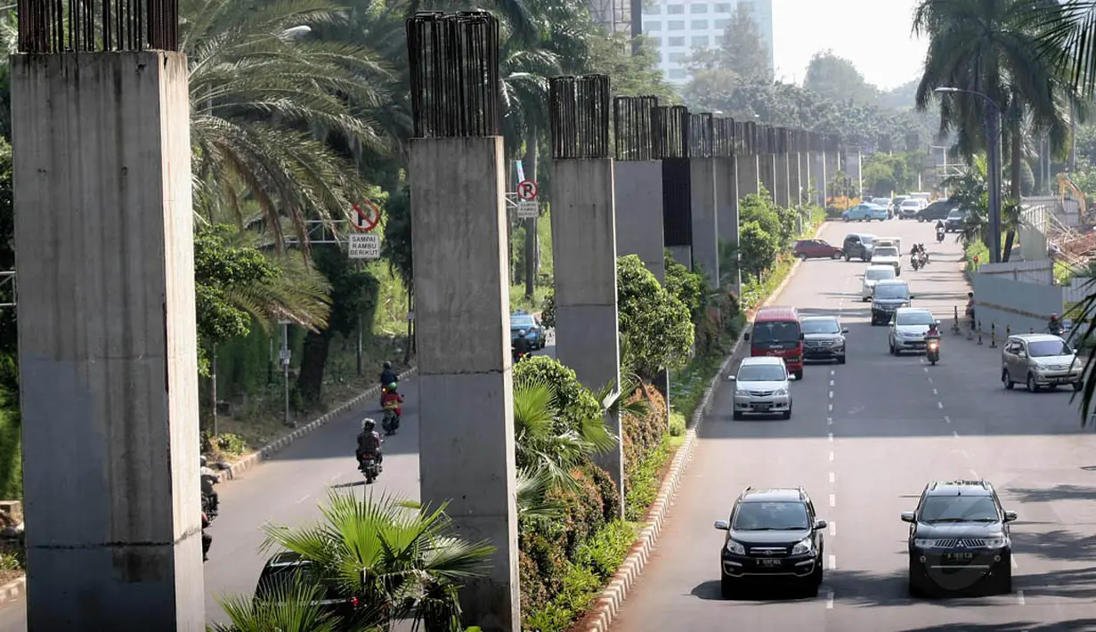 PT Jakarta Monorail (JM) memutuskan tidak akan menggunakan tiang-tiang tersebut jika proyek monorel Jakarta jadi dilanjutkan, Jakarta, Rabu (2/7/14). (Liputan6.com/Faizal Fanani)