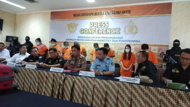 Bea Cukai Bandara Soekarno Hatta merilis temuan ketamine di bungkus kopi (Liputan6.com/Pramita Tristiawati)