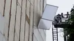 Petugas mengevakuasi pelapis dinding gedung Sekretariat Jenderal DPR RI yang roboh di Kompleks Parlemen, Jakarta, Jumat (24/4/2015). Sekjen DPR menilai Robohnya dinding karena angin kencang dan  usia gedung yang sudah lama. (Liputan6.com/Andrian M Tunay)