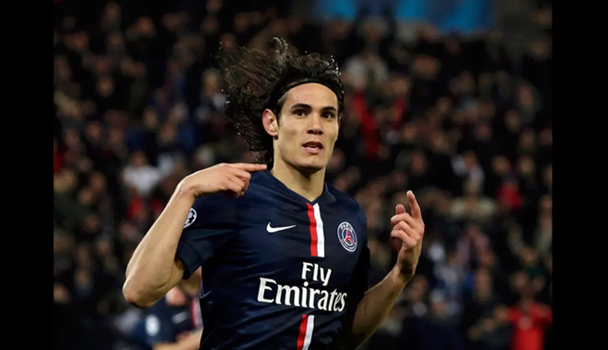 Penyerang PSG, Edison Cavani merayakan selebrasi usai mencetak gol kegawang Chelsea saat putaran 16 besar Liga Champions di Stadion Parc des Princes , Paris (17/2/2015). PSG bermain imbang dengan Chelsea (1-1).  (REUTERS/Philippe Wojazer)
