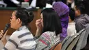 Mantan Putri Indonesia 2001 itu sempat sesenggukan ketika berulang kali menyebut nama almarhum suaminya, Adjie Massaid saat memberi kesaksian di Pengadilan Tipikor, Jakarta, Kamis (14/8/14). (Liputan6.com/Miftahul Hayat)