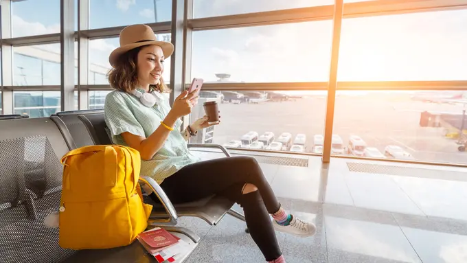 Ilustrasi wanita yang akan liburan sedang berada di bandara