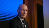 Zinedine Zidane resmi diperkenalkan sebagai pelatih baru Timnas Prancis di markas Federasi Sepak Bola Prancis (FFF), Paris, Selasa (28/7/2026). Legenda Les Bleus itu menggantikan Didier Deschamps usai Piala Dunia 2026. (LOU BENOIST/AFP)