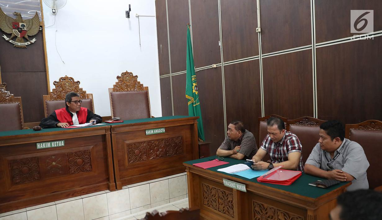 Manjelis hakim bertanya pada penasehat hukum Bareskrim Polri dalam sidang praperadilan yang dilayangkan pemilik kapal pesiar mewah Equanimity, Equanimity Cayman terhadap Bareskrim Polri di PN Jakarta Selatan, Senin (9/4). (Liputan6.com/Immanuel Antonius)