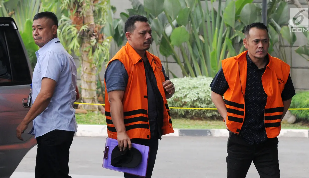 Narapidana kasus suap Bakamla, Fahmi Darmawansyah (kanan) dan Andi Rahmat (tengah) tiba di Gedung KPK, Jakarta, Selasa (7/8). Keduanya diperiksa sebagai saksi untuk tersangka Kalapas Sukamiskin Wahid Husein. (Merdeka.com/Dwi Narwoko)