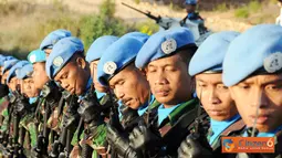 Para prajurit Konga, khususnya yang bertugas di markas besar UNIFIL Kampung Naqoura, Lebanon Selatan, menerima perintah harian dalam upacara militer Peringatan ke-66 Hari Ulang Tahun TNI, Rabu (5/10).