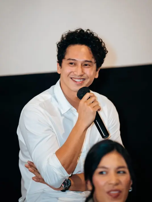 Cinta yang disimpan Yulinar buat Gilang ketahuan Kemal. Sejak awal, Kemal mewanti-wanti Yulinar bahwa Gilang pria beristri. Jelas, ini cinta terlarang dan tak pantas dilanjutkan. Roy Sungkono yang memerankan Kemal bukan nama baru di dunia seni peran. Sang aktor pernah membintangi Dilan 1991, Nanti Kita Cerita Tentang Hari Ini, dan Backstage. (Foto: Dok. Poplicist)