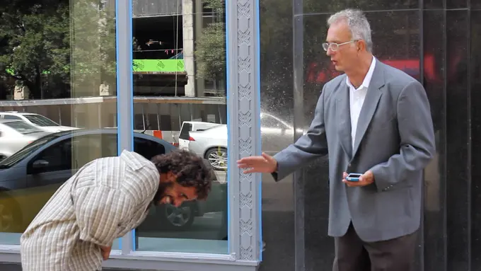 Beginilah Reaksi Orang Kaya Ketika Menerima Uang dari Pengemis