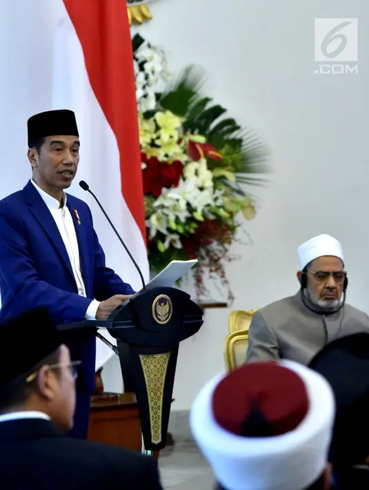 Presiden Joko Widodo (kiri) memberikan sambutan ketika pembukaan KTT tentang Wasathiyah Islam di Istana Bogor, Jawa Barat, Selasa (1/5). KTT ini dihadiri sekitar seratus ulama dan cendekiawan muslim dunia. (Liputan6.com/Pool/Biro PersSetpres)