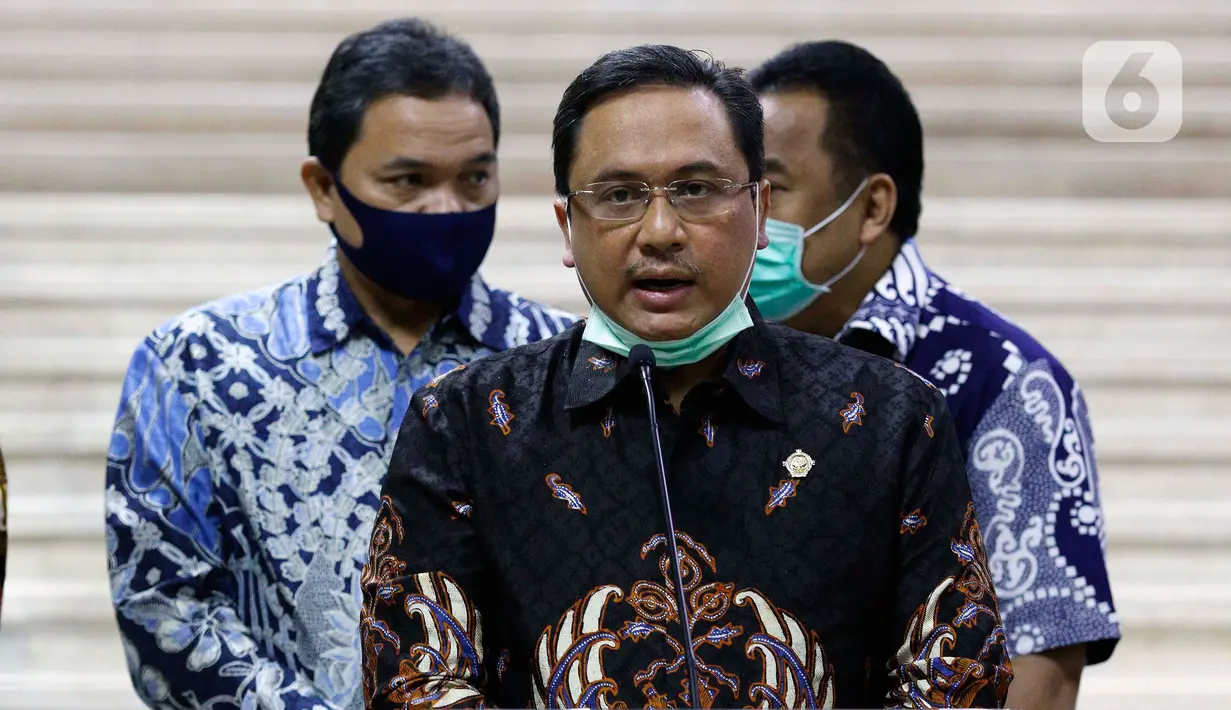 Ketua BPK RI Agung Firman Sampurna memberikan keterangan usai pertemuan dengan DPR di kompleks Parlemen, Jakarta, Selasa (30/6/2020). Dalam pertemuan, DPR meminta BPK melakukan pengawasan, pemeriksaan penggunaan dana dalam penanganan pandemi COVID-19 secara tansparan. (Liputan6.com/Johan Tallo)
