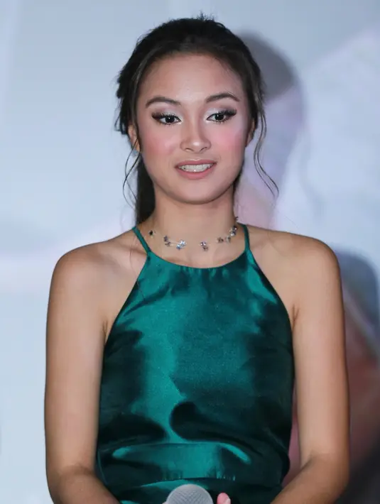 Dalam film tersebut, artis muda 17 tahun itu banyak menimba ilmu dari para artis senior khususnya Meriam Bellina. Artis yang telah membintangi puluhan judul film itu berperan sebagai ibu Starla. (Adrian Putra/Bintang.com)