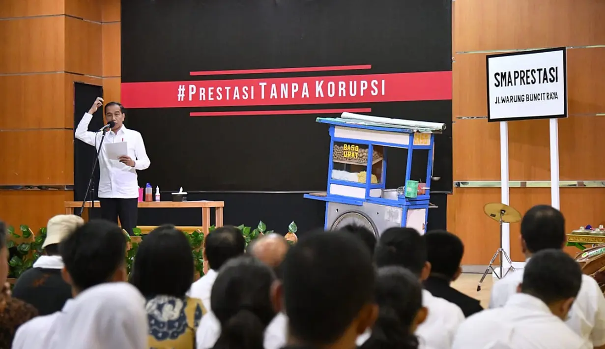 Presiden Joko Widodo (tengah) berbincang dengan murid seusai menyaksikan drama bertajuk Prestasi Tanpa Korupsi di SMKN 57 Jakarta, Jakarta Selatan, Senin (9/12/2019). Kegiatan tersebut dalam rangka memperingati Hari Antikorupsi Sedunia. (Liputan6.com/Biropres Kepresidenan)