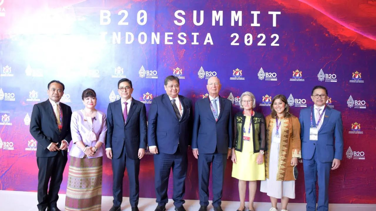 Menko Airlangga bertemu dengan Executive Chairman World Economic Forum (WEF) Klaus Schwab di sela-sela penyelenggaraan B20 Summit di Nusa Dua, Bali
