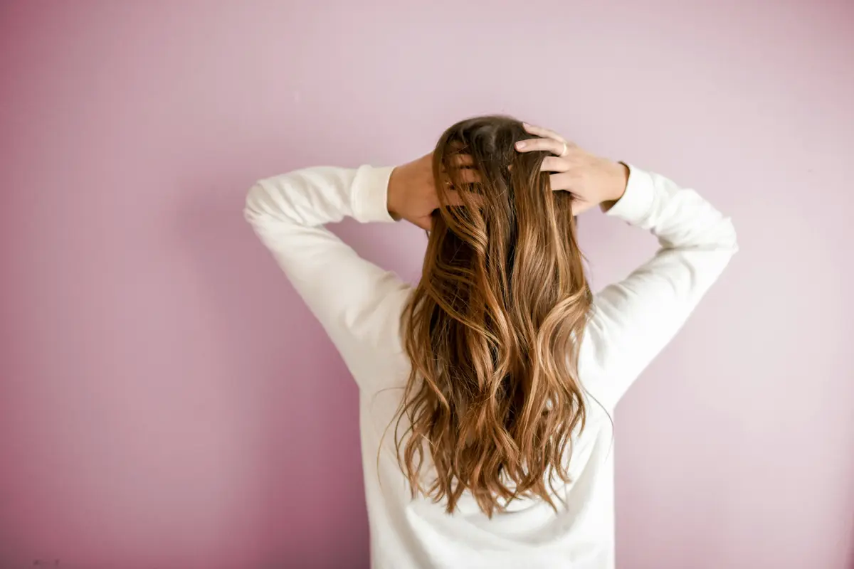 Ilustrasi merawat rambut bebas ketombe