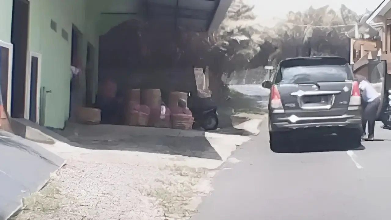 Terjadi Lagi, Pengemudi Mobil Parkir Sesuka Hati di Tengah Jalan
