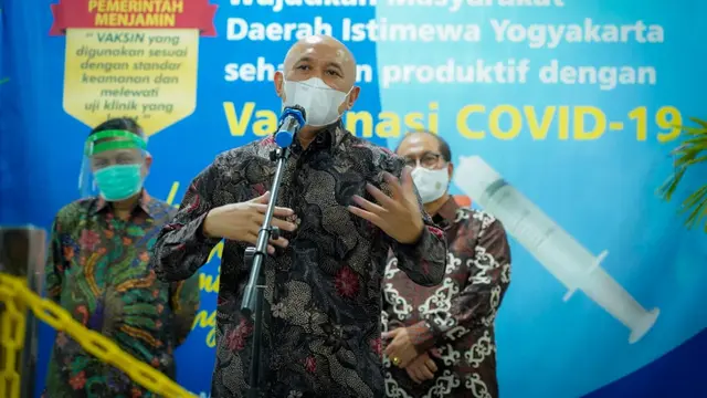 Menteri Koperasi dan UKM Teten Masduki meninjau proses vaksinasi terhadap pelaku UMKM di Yogyakarta