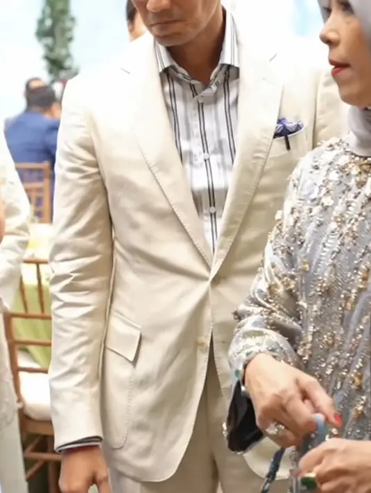 Jas tersebut dipadukan dengan inner kemeja bergaris putih hitam. Lengkap dengan sapu tangannya.  [@nurasiauno]