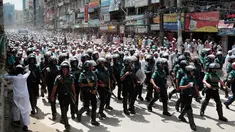 Polisi setempat mengawal pendukung garis keras Hefazat-e-Islam menuju Kedutaan Besar Myanmar untuk memprotes kekerasan terhadap Muslim Rohingya di Dhaka, Bangladesh (18/9). (AP Photo / A.M.Ahad)
