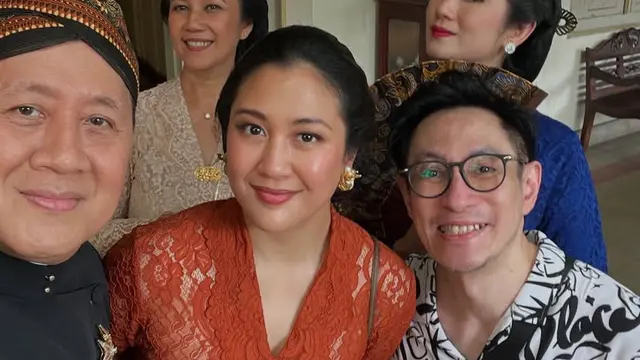 Tampil Sherina saat Hadir di Kerajaan Solo. [@triawanmunaf]