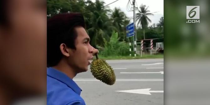 VIDEO: 'Ngajak Berantem', Cara Unik Pedagang Durian Berjualan
