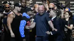 Mayweather Jr dan McGregor belum pernah berhadapan. Selama ini keduanya melancarkan perang urat syaraf melalui media. (AFP/Gene Blevins)