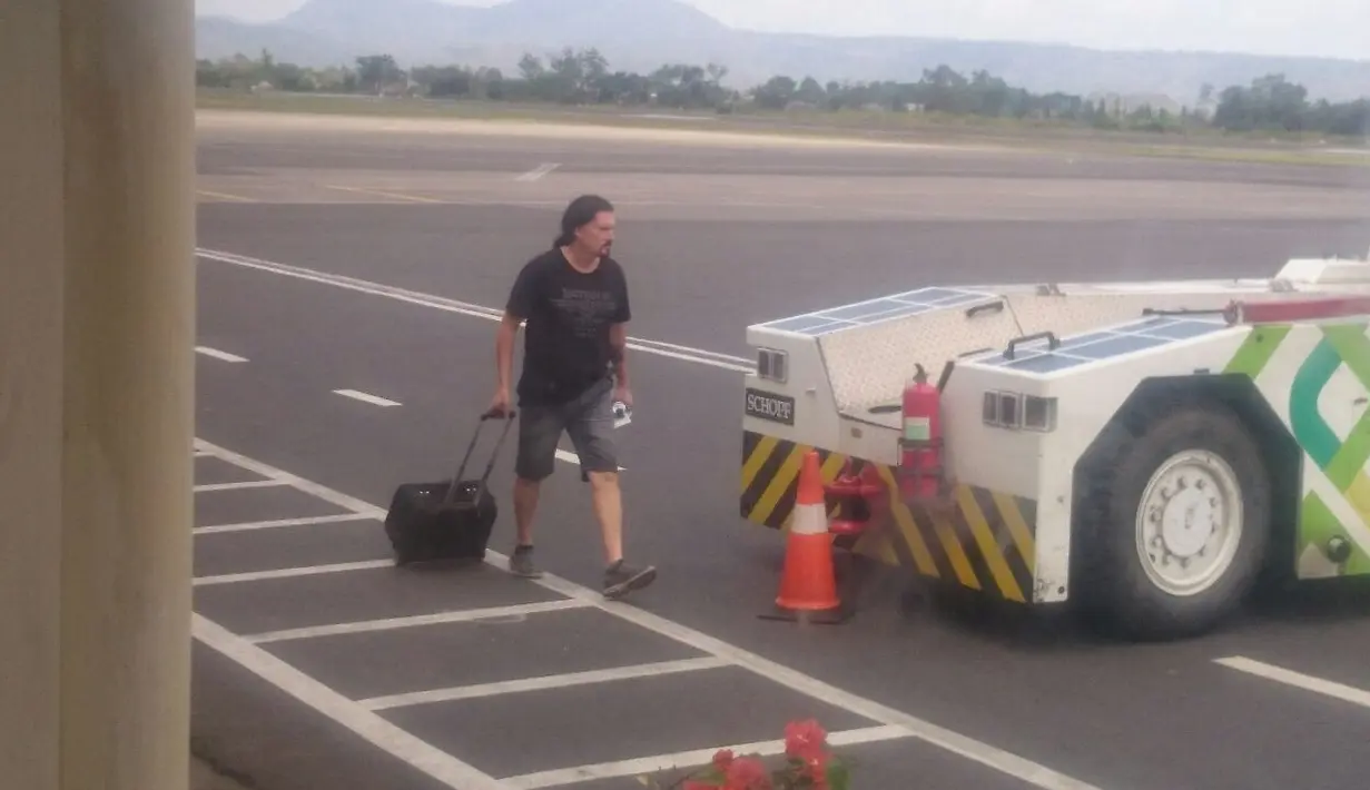 Para personel Dream Theater tersebut tampak berada di dalam pengawalan yang ketat. Para Body Guard berbadan kekar sangat menjaga para musisi papan atas tersebut saat berada di Bandara dan menuju ke Pesawat. (Bambang E.Ros/Bintang.com)