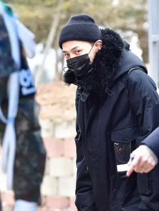 "Saat ini akun email pusat pelatihan lumpuh lantaran banyak surat yang dikirim untuk GD. Mereka sampai kehabisan tinta printer dan kertas A4," lanjutnya. (Foto: whatthekpop.com)