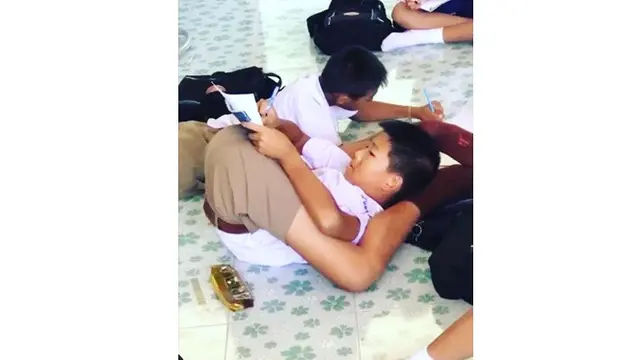 Potret 6 Bocah Menyusahkan Diri Sendiri Ini Bikin Geregetan